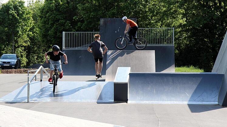 Die neue Skateanlage kann nicht nur mit Skateboards, sondern auch mit BMX-Rädern, Inline-Skates und Scootern benutzt werden. Foto: Richard Sänger