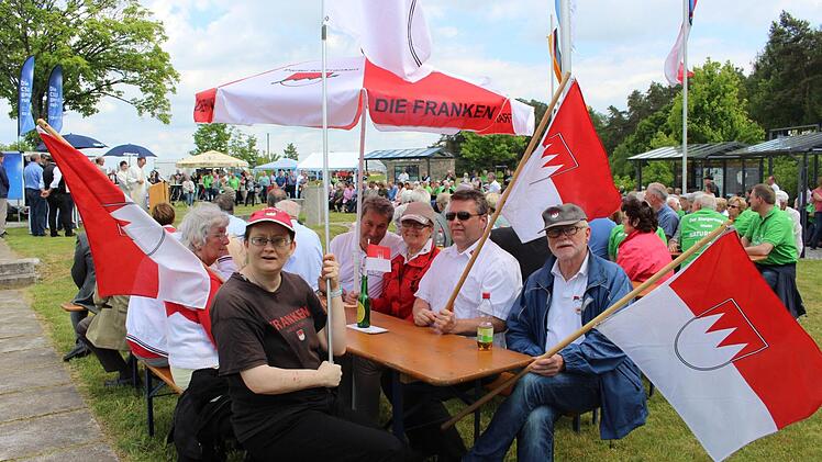 Die "Partei für Franken” hielt die rot-weiße Fahne mit dem Rechen hoch.  Foto: Evi Seeger