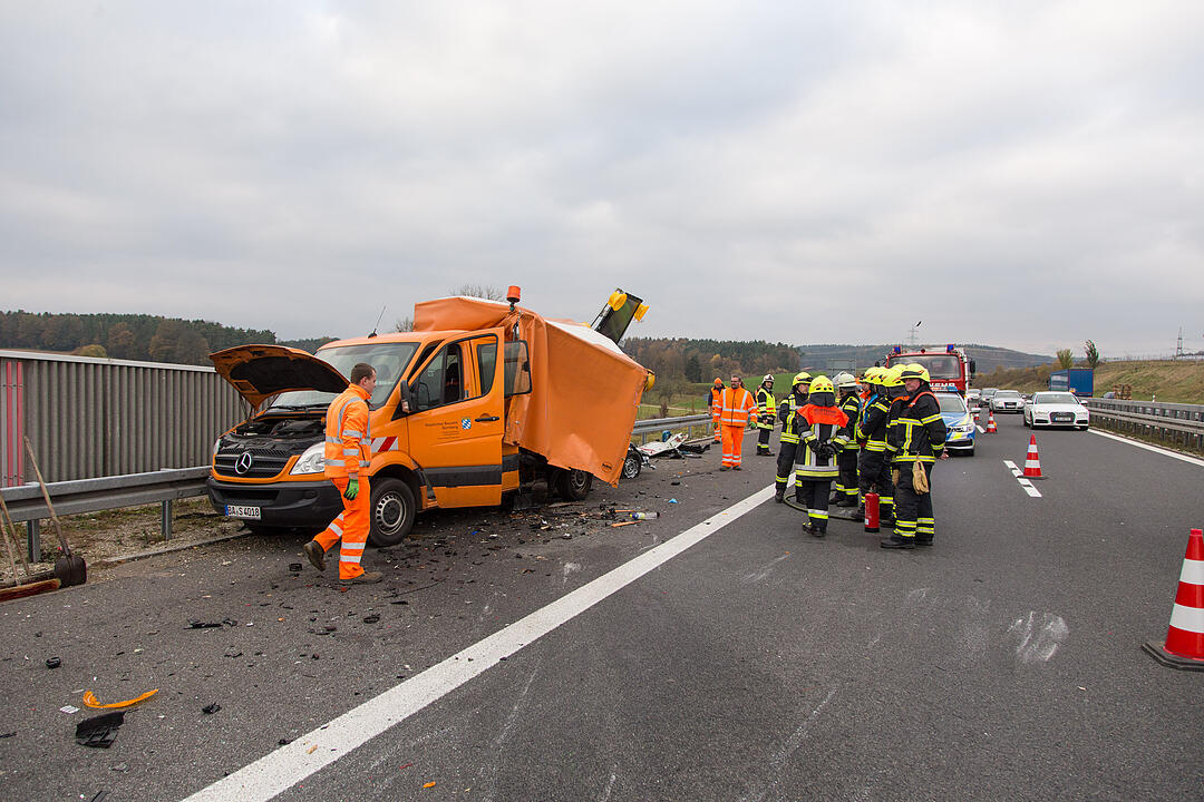 Sprinter kracht ungebremst in Baustellenfahrzeug