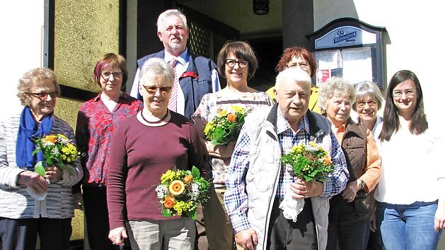 Verabschiedung aus dem Vorstand sowie Ehrungen treuer Mitglieder standen im Mittelpunkt der Hauptversammlung des Marienvereins Creidlitz (von links): Marlene Stammberger, Birgit Mann, Inge Komolka, Roland Trapp, Ruth Schilling, Paul Schubert, Isolde Neumeier, Gertrud Ittner, Dörthe Weber und Sabine Kummer.  Foto: N. Karbach
