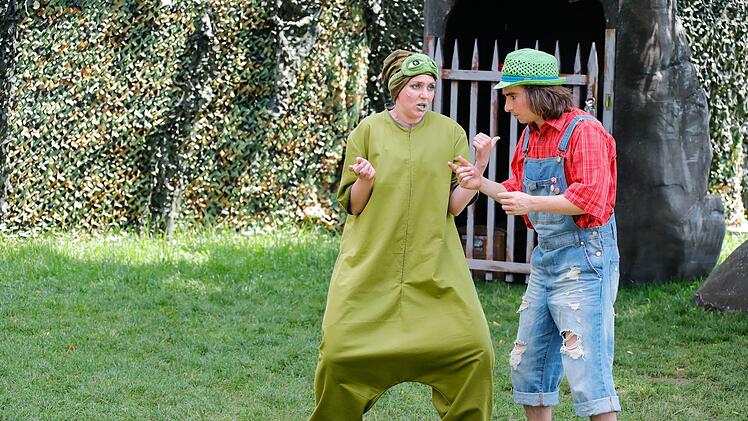 Gastregisseurin Stephanie Kuhlmann hat mit dem Stück "Der Räuber Hotzenplotz" einen rasanten Theaterspaß inszeniert. Foto: Matthias Hoch
