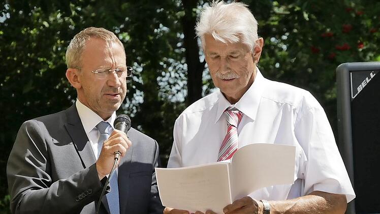 Schulrat Dr. Ulrich Barth (links) überreichte die Entlass-Urkunde an Rektor Günter Dekrell.