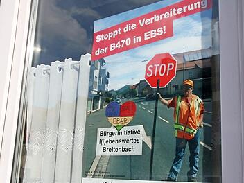 Kaum ein Fenster zwischen Breitenbacher Straße und Kirchenplatz ohne ein solches Protest-Plakat.  Foto: Josef Hofbauer