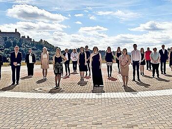 14 junge Menschen haben am Klinikum Kulmbach den erfolgreichen Abschluss ihrer Pflegeausbildung gefeiert. Das Foto zeigt die Absolventen zusammen mit ihren Lehrern und den Verantwortlichen für das Haus.  Foto: Klinikum Kulmbach