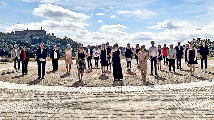 14 junge Menschen haben am Klinikum Kulmbach den erfolgreichen Abschluss ihrer Pflegeausbildung gefeiert. Das Foto zeigt die Absolventen zusammen mit ihren Lehrern und den Verantwortlichen für das Haus.  Foto: Klinikum Kulmbach