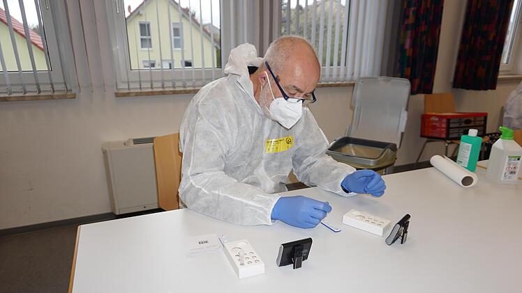Pater Korbinian Klinger nimmt eine Testauswertung eines Corona-Schnelltests vor.  Foto: Marion Eckert