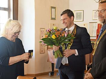 Helga Schadeberg bringt sich seit 15 Jahren im Verein "Lebensraum - ein Hospiz für Coburg" ein - und ist dafür von Oberbürgermeister Dominik Sauerteig (Mitte) und Drittem Bürgermeister Thomas Nowak (rechts) mit der Bürgermedaille in Silber geehrt worden.