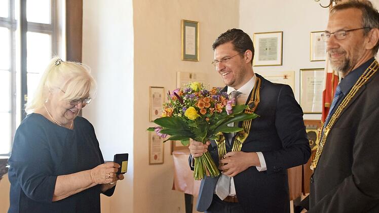 Helga Schadeberg bringt sich seit 15 Jahren im Verein "Lebensraum - ein Hospiz für Coburg" ein - und ist dafür von Oberbürgermeister Dominik Sauerteig (Mitte) und Drittem Bürgermeister Thomas Nowak (rechts) mit der Bürgermedaille in Silber geehrt worden.