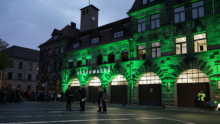 Mit Blaulicht ins neue Gebäude: Spektakulärer Umzug der Feuerwache in Fürth
