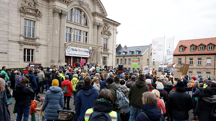 F&uuml;rth: Rund 1000 Menschen bei Anti-Rechts-Demo - Schock &uuml;ber Merz-Aussage