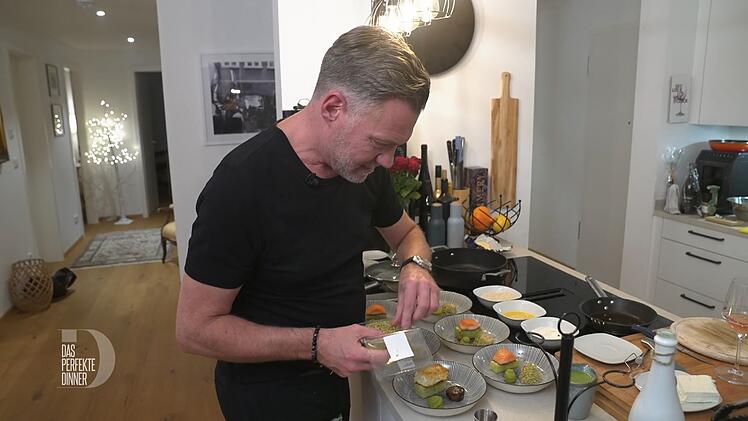 "Das sieht verdammt lecker aus", sehen die Gäste Marcus' Bemühungen beim Anrichten der Vorspeise.