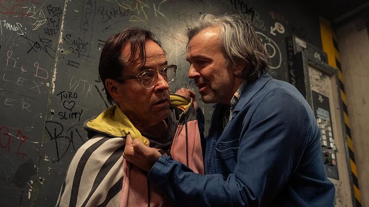 Vernau (Jan Josef Liefers, links) will herausfinden, was der ehemalige Techno-DJ Orion (Alexander Wipprecht) zu verbergen hat.