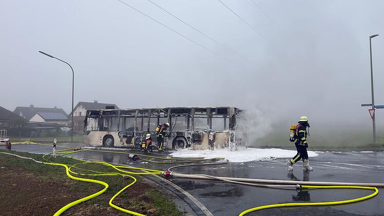 Bus brennt im Kreis Bamberg aus