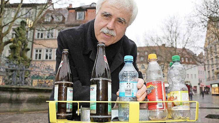 Sozial- und Umweltreferent Ralf Haupt zeigt am Gabelmann, wie die neuen Pfandringe aussehen. Neun Flaschen passen hinein. Foto: Matthias Hoch