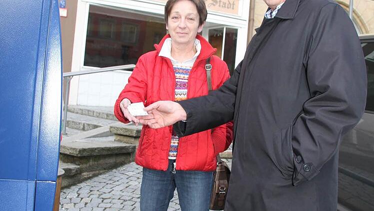 Traudl Schmidt war genervt von den unterschiedlichen Parkzonen in der Kulmbacher Innenstadt und bat CSU-Stadtratsfraktionsvorsitzenden Michael Pfitzner um eine bürgerfreundliche Lösung für das Problem. Foto: Sonja Adam