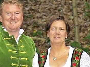 Erwin Held und seine Lebensgefährtin Karin Haimann in ihrer fränkischen Tracht  Foto: Roland Rosenbauer