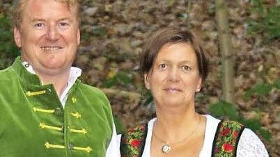 Erwin Held und seine Lebensgefährtin Karin Haimann in ihrer fränkischen Tracht  Foto: Roland Rosenbauer