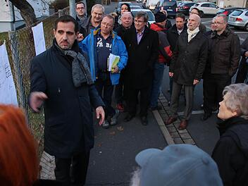 Bauamtsleiter Jan Voll (links) erläuterte vor Ort in der Pfalzstraße die Ausmaße des Bauvorhabens. Foto: Ralf Ruppert
