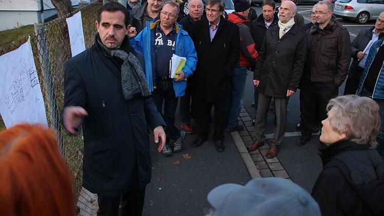 Bauamtsleiter Jan Voll (links) erläuterte vor Ort in der Pfalzstraße die Ausmaße des Bauvorhabens. Foto: Ralf Ruppert