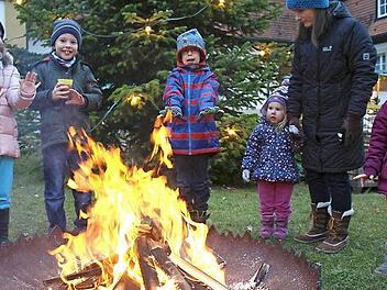 Schön, das Feuer. Die Ebelsbacher Kinder zogen die offenen Feuerstellen magisch an. Fotos: Ralf Naumann
