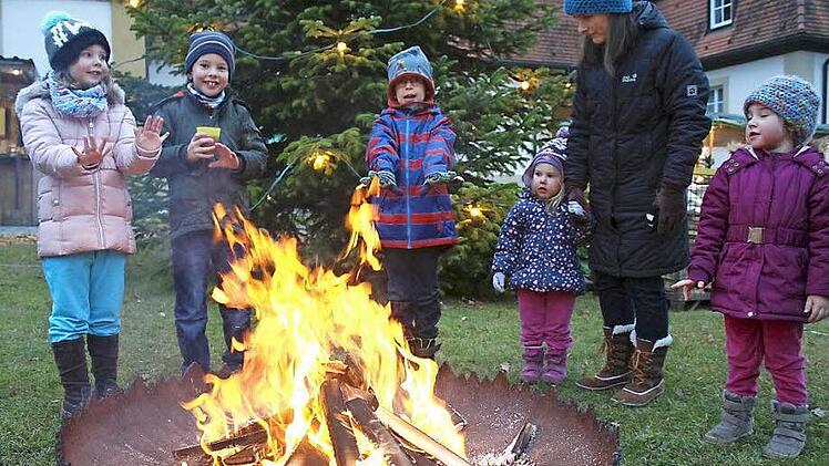 Schön, das Feuer. Die Ebelsbacher Kinder zogen die offenen Feuerstellen magisch an. Fotos: Ralf Naumann