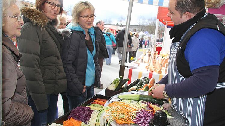 ... produzierte Gemüse-Spaghetti am laufenden Meter und lockte viele Zuschauer an. Fotos: Sonny Adam