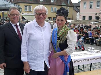 Joachim Sauer (Mitte), der  sich nach  jahrelanger Pause erst heuer wieder mit Kulturbürgermeister Martin Stingl und Corinna Röttger beim Puppenfestival zeigte, ist völlig überraschend im Alter von 82 Jahren gestorben.Berthold Köhler