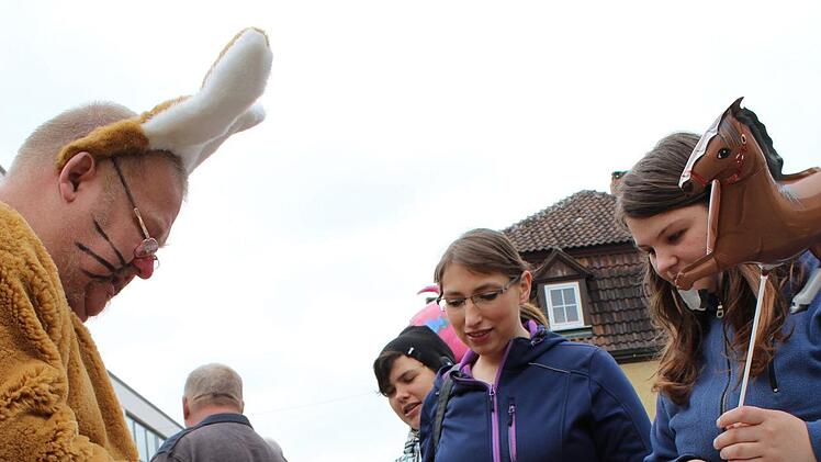 Der Osterhase bei seiner Arbeit Foto: Manja von Nida
