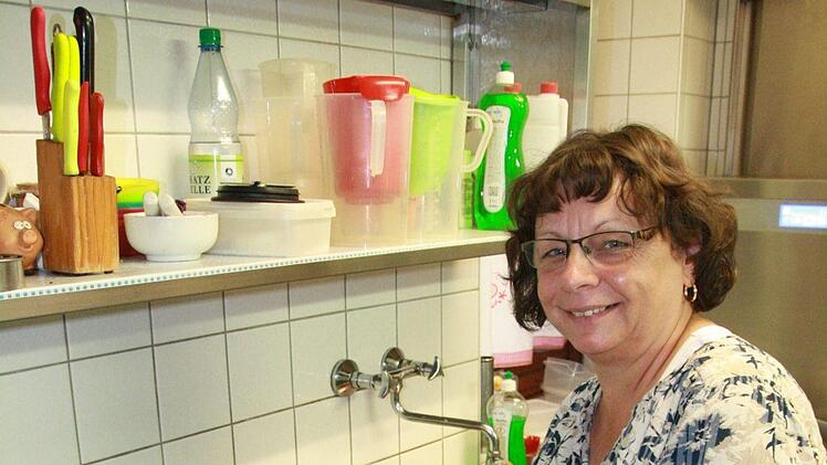 Macht alles und ist unentbehrlich: Mutter Arnita Hergenröder, hier beim Rosenkohl-putzen. Foto: Susanne Will