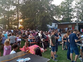 Das Wetter hat bestens mitgespielt: Bis tief in die Nacht wurde mit Foodtrucks, Cocktailbar und DJ gefeiert. Foto: G&uuml;nther R&ouml;der