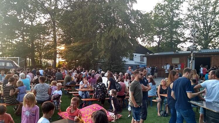 Das Wetter hat bestens mitgespielt: Bis tief in die Nacht wurde mit Foodtrucks, Cocktailbar und DJ gefeiert. Foto: G&uuml;nther R&ouml;der
