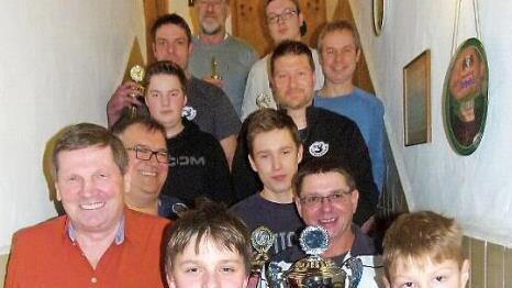 Die Sieger der Clubmeisterschaft wurden bei der Hauptversammlung ausgezeichnet. Neuer Clubmeister wurde Michael Könitz (zweite Reihe, rechts) vor Klaus Herold (links daneben). Foto: Werner Oetter