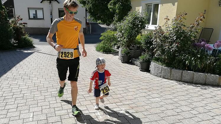 Auch die jungen Teilnehmer waren mit großem Elan bei der Sache, so etwa der dreijährige Jonas Fiedler mit seinem Papa.