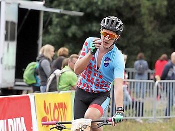 Felix Pöpperl aus Neustadt hatte beim   4. Höhner  MTB -Rennen zwei Sekunden Vorsprung vor dem Zweitplatzierten. Foto: Ralf Stejskal