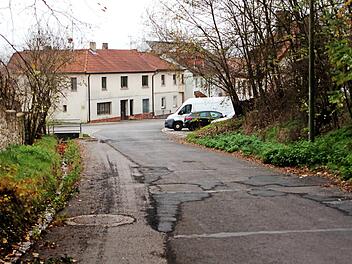 Die Schönbrunner Straße in Stettfeld: Soll die Trasse aufwendig saniert oder nur einfach ausgebaut werden?  Foto: Günther Geiling