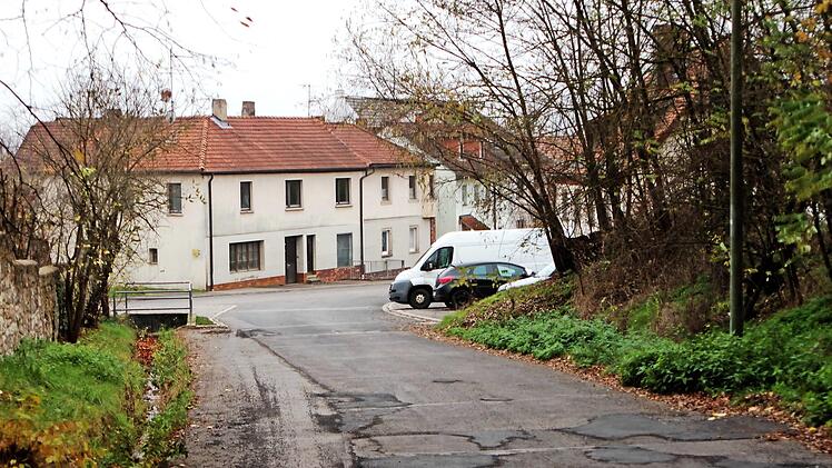 Die Schönbrunner Straße in Stettfeld: Soll die Trasse aufwendig saniert oder nur einfach ausgebaut werden?  Foto: Günther Geiling