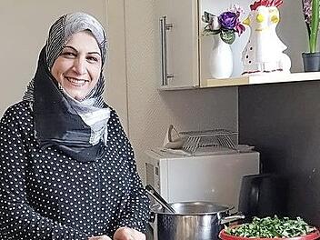 Kommunikation digital zu Coronazeiten: Abduldaem Seham gibt einen Kochkurs "aus der Küche in die Küche" per "Pinnwand" der VHS.