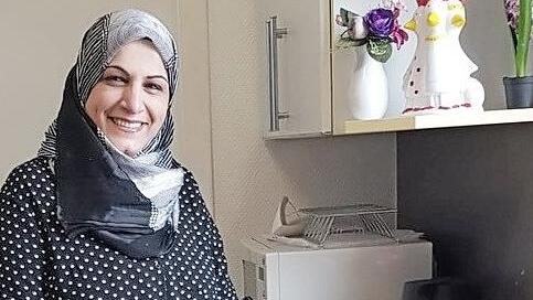 Kommunikation digital zu Coronazeiten: Abduldaem Seham gibt einen Kochkurs "aus der Küche in die Küche" per "Pinnwand" der VHS.