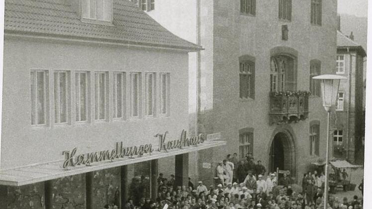 Der Andrang war riesig, als im Oktober 1960 das Hammelburger Kaufhaus öffnete.