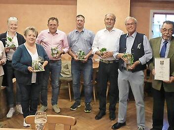Für jahrzehntelanges Singen zeichnete der Gesangverein Unterwaiz treue Chormitglieder aus.