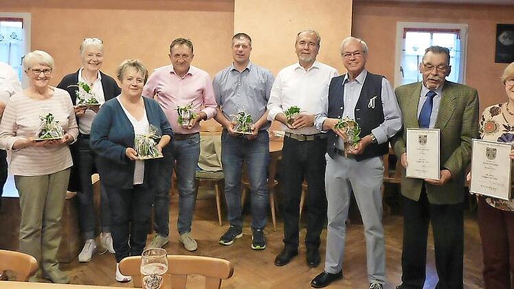 Für jahrzehntelanges Singen zeichnete der Gesangverein Unterwaiz treue Chormitglieder aus.