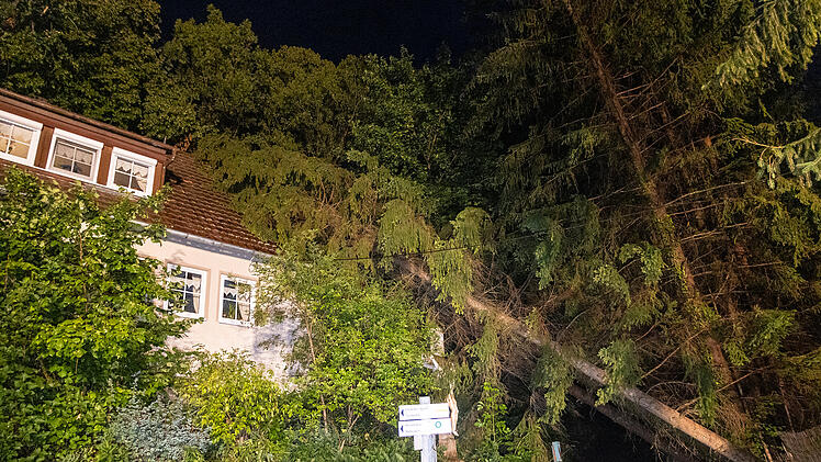 Umgestürzte Bäume und abgedeckte Häuser: Schwere Unwetter im Landkreis Bamberg