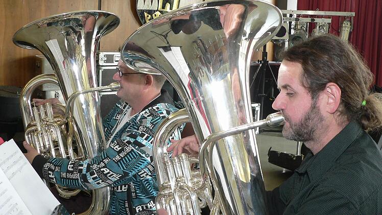 Neben zwei B-Tuben, spielen in der Brass Band auch zwei Es-Tuben.