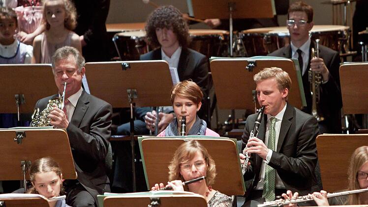Junge Talente und die Profis des Philharmonischen Orchesters saßen beim Mitmachkonzert nebeneinander.