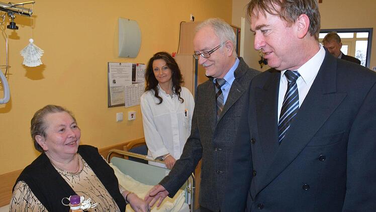Margarethe Bühler aus Kraisdorf freut sich, dass Sabine Leucht (Hintergrund) ihren Hausarzt Alfred Hahn (Burgpreppach) und Bürgermeister Hubert Endreß (Bundorf) beim VG-Besuch mitbrachte. Foto: gsch