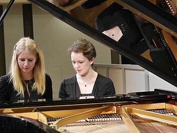 Tosenden Applaus bekamen Fiona Friedrich und Diane Ernst ein: Sie interpretierten vierhändig das Adagio aus der Sonate opus 10 von Carl Czerny, rrestlos begeistert war das Publikum von ihrer Version der armenischen Rhapsodie von Alexander Grigorjewitsch Arutjunjan. Foto: Sonja Adam