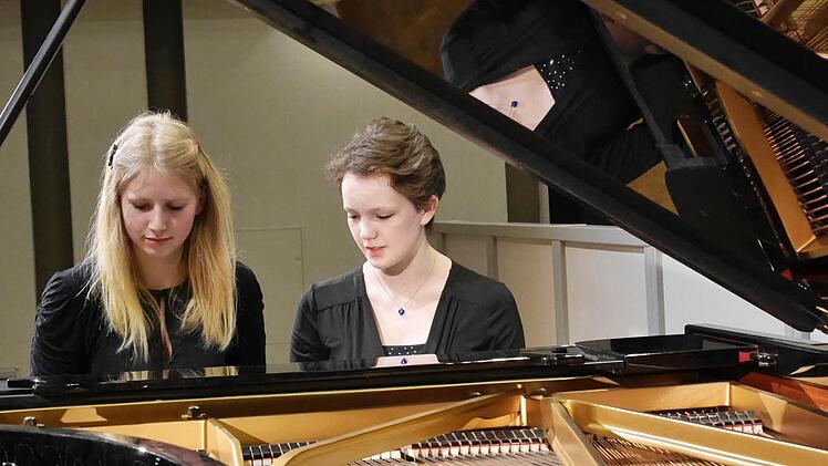 Tosenden Applaus bekamen Fiona Friedrich und Diane Ernst ein: Sie interpretierten vierhändig das Adagio aus der Sonate opus 10 von Carl Czerny, rrestlos begeistert war das Publikum von ihrer Version der armenischen Rhapsodie von Alexander Grigorjewitsch Arutjunjan. Foto: Sonja Adam