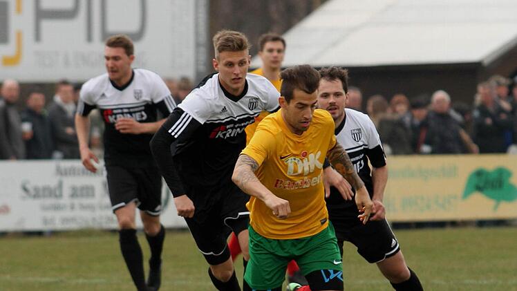 : Immer wieder brandgefährlich bei seinen Vorstößen der Bamberger Dominik Schätz, der hier von den Sandern Rene Finnemann, Dominic Leim und Andre Karmann (von rechts) verfolgt wird.