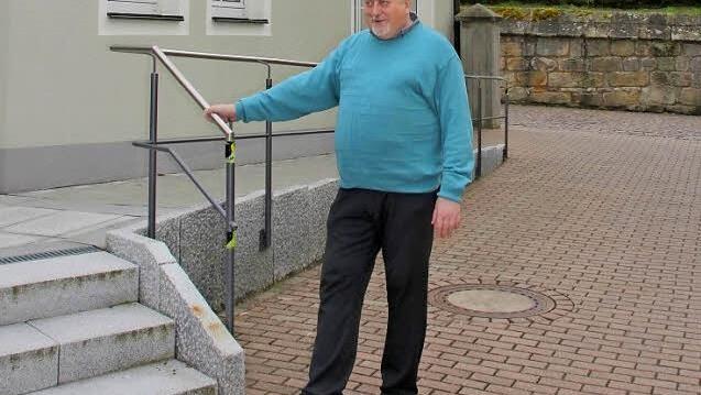 Vor dem neuen Pfarrzentrum: Pater Rudolf Theiler. Foto: Ralf Kestel