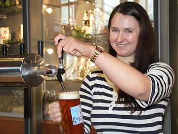 In Bayerischen Brauereimuseum im Kulmbacher Mönchshof erzählt Melanie Fraas von ihrer Leidenschaft fürs Bier und zapft anschließend ein frisches Seidla. Foto: Dagmar Besand